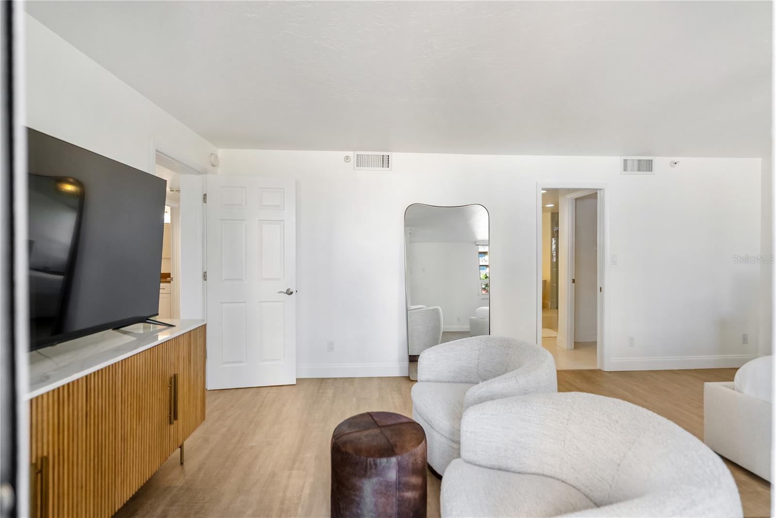 Listing photo id 35 for 101 Sunset Drive 402