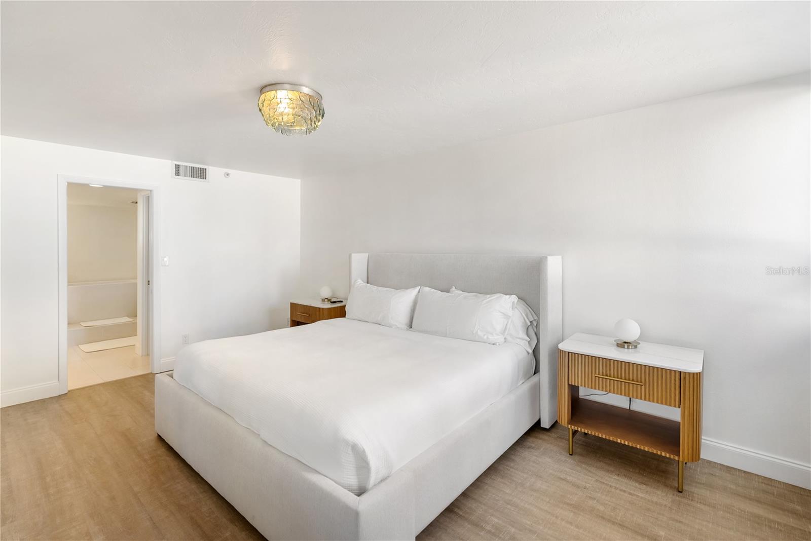 Listing photo id 36 for 101 Sunset Drive 402