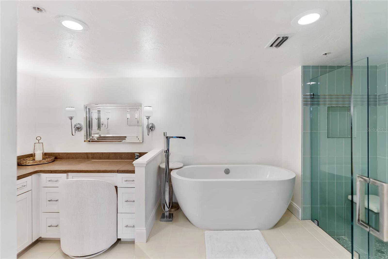 Listing photo id 38 for 101 Sunset Drive 402