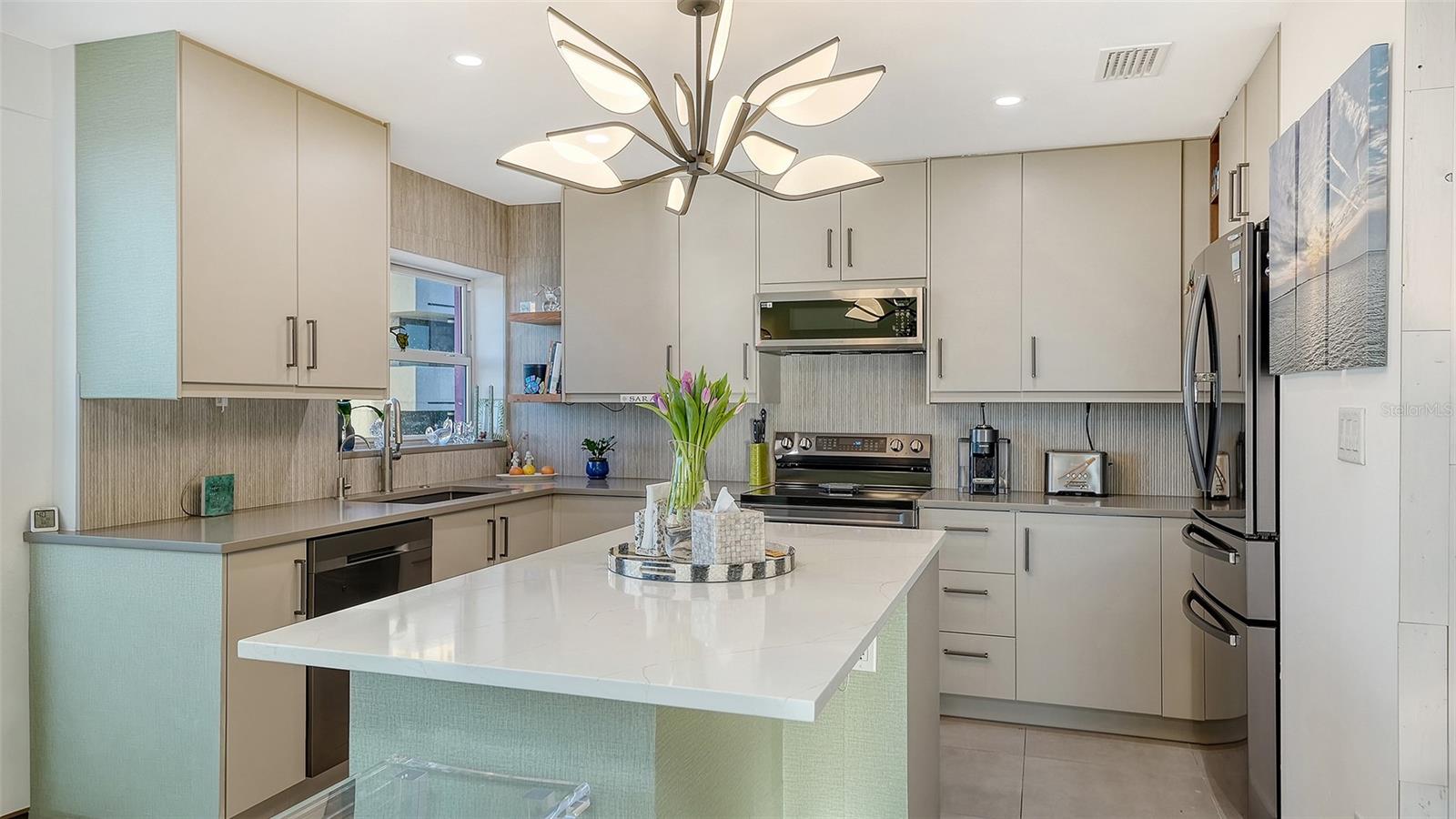 Listing photo id 12 for 37 Sunset Drive 44