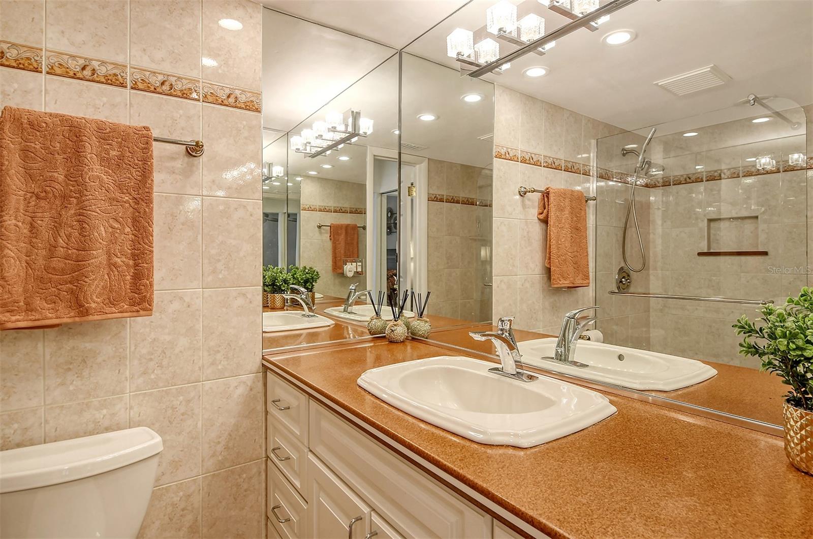 Image 25 of 77 For 6047 Peppertree Way 224