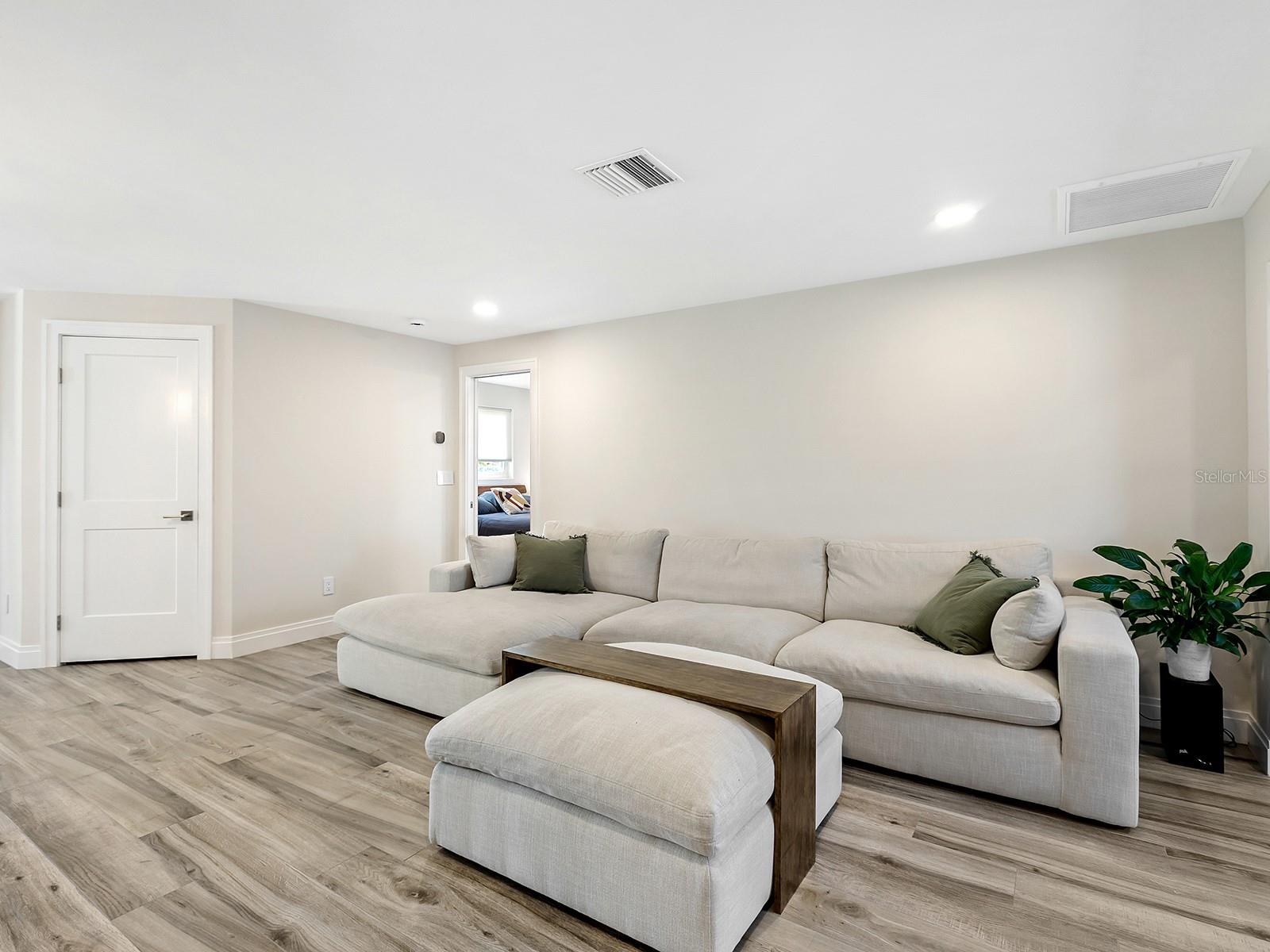 Image 5 of 26 For 5354 Knollwood Place