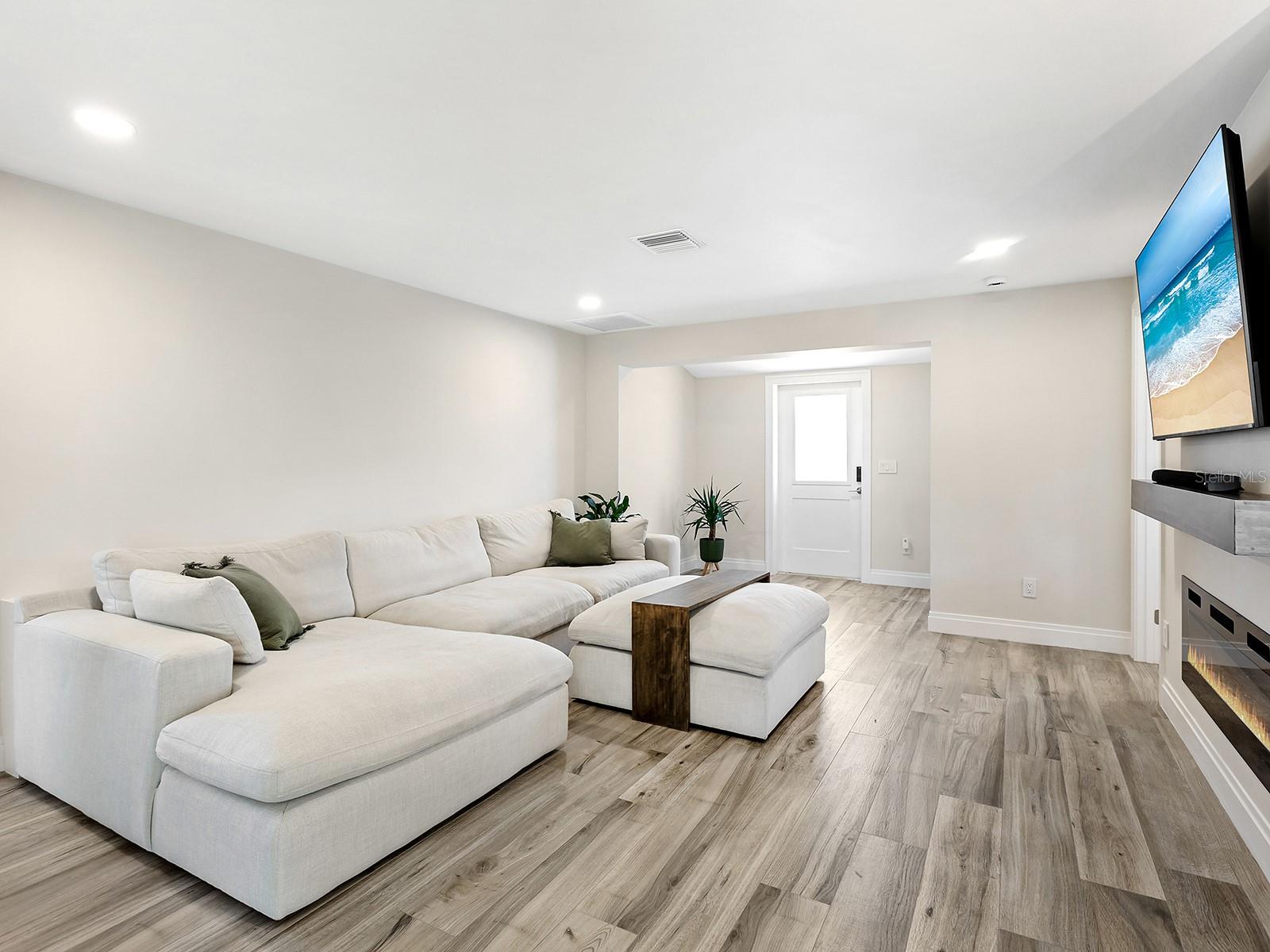 Image 6 of 26 For 5354 Knollwood Place