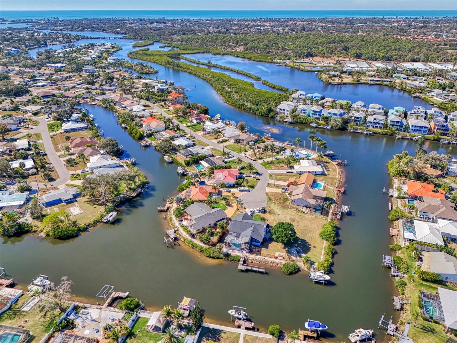 Image 16 of 55 For 602 Portia Street N