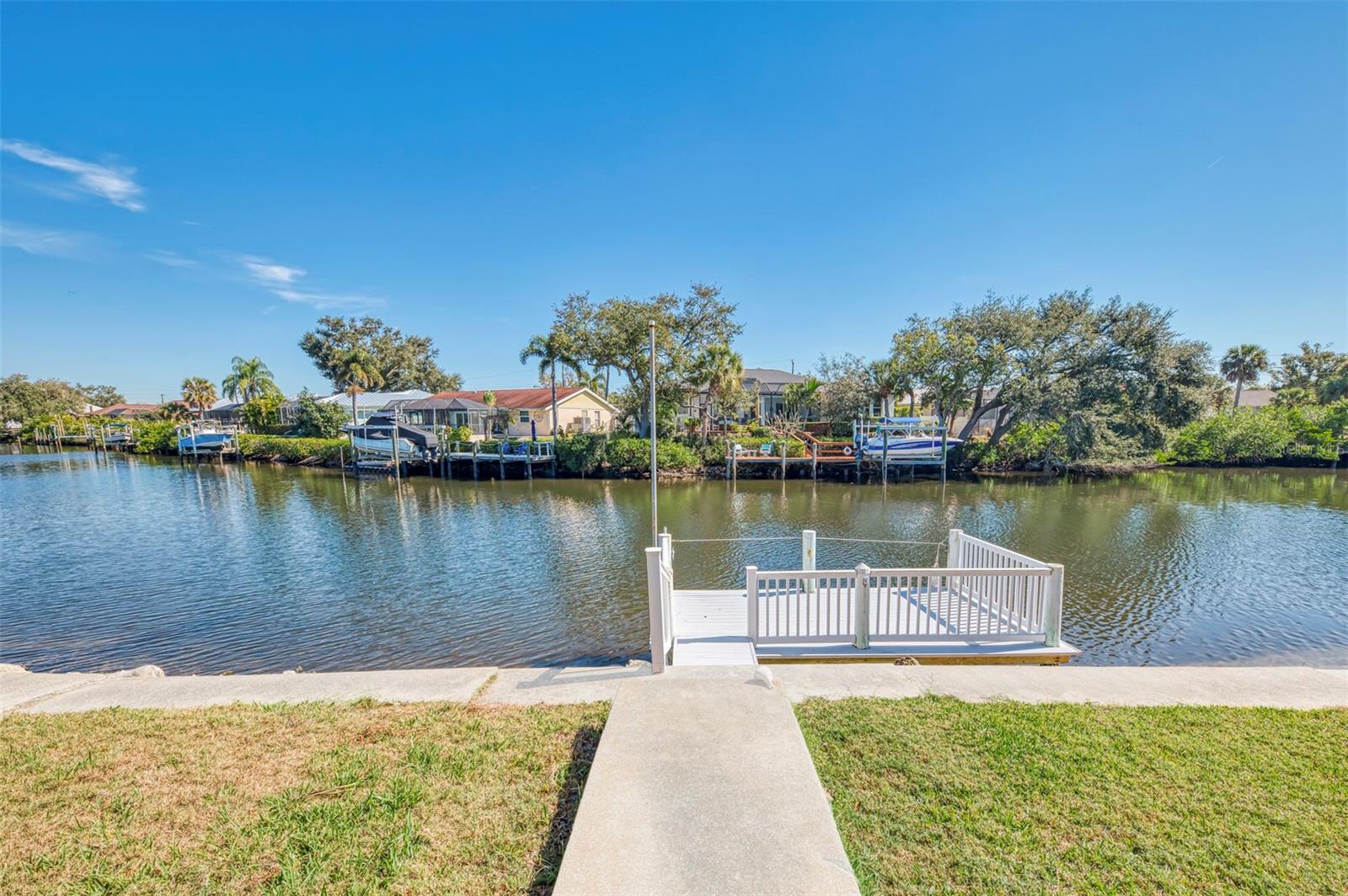 Image 4 of 55 For 602 Portia Street N