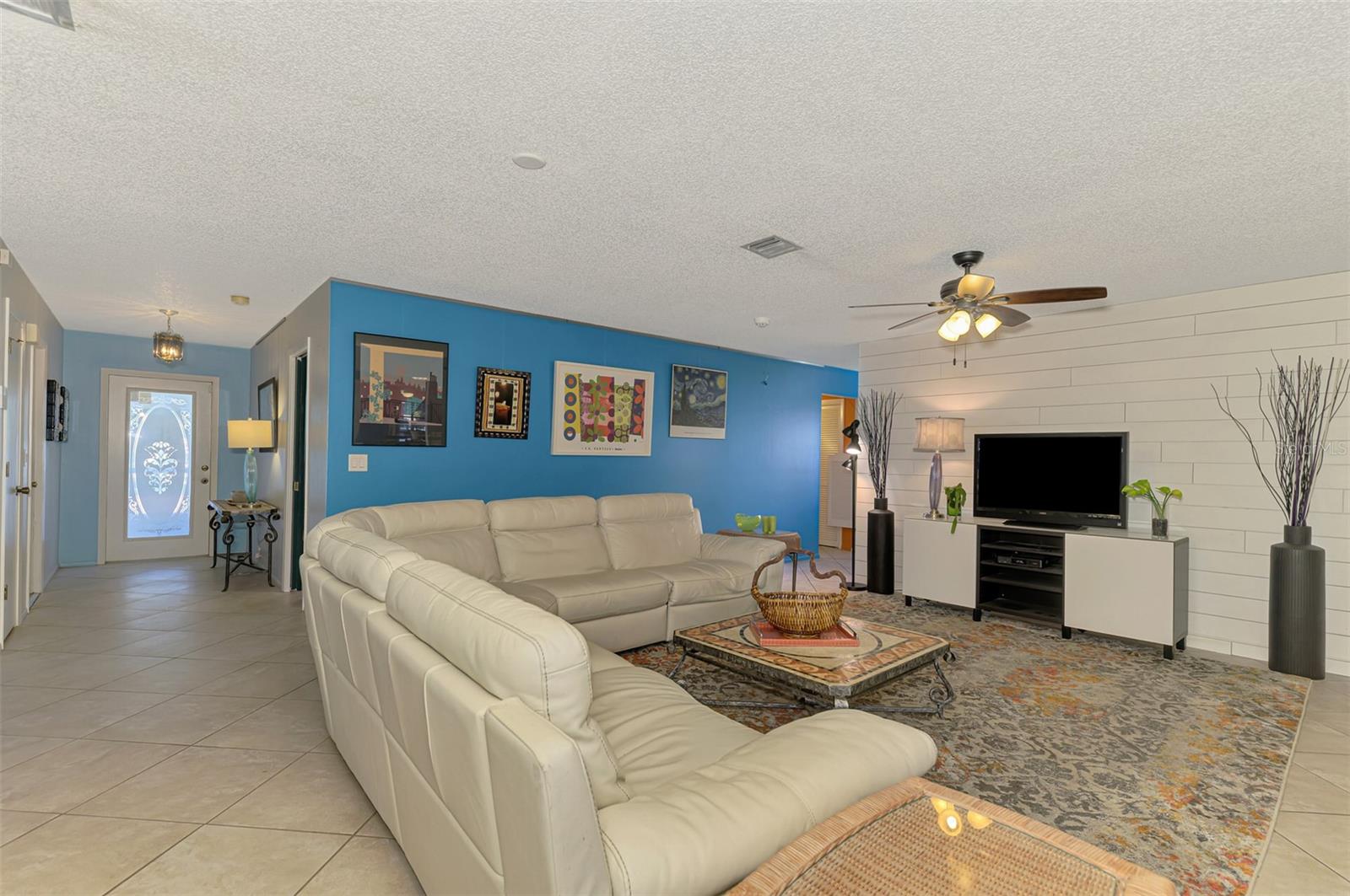 Image 6 of 55 For 602 Portia Street N