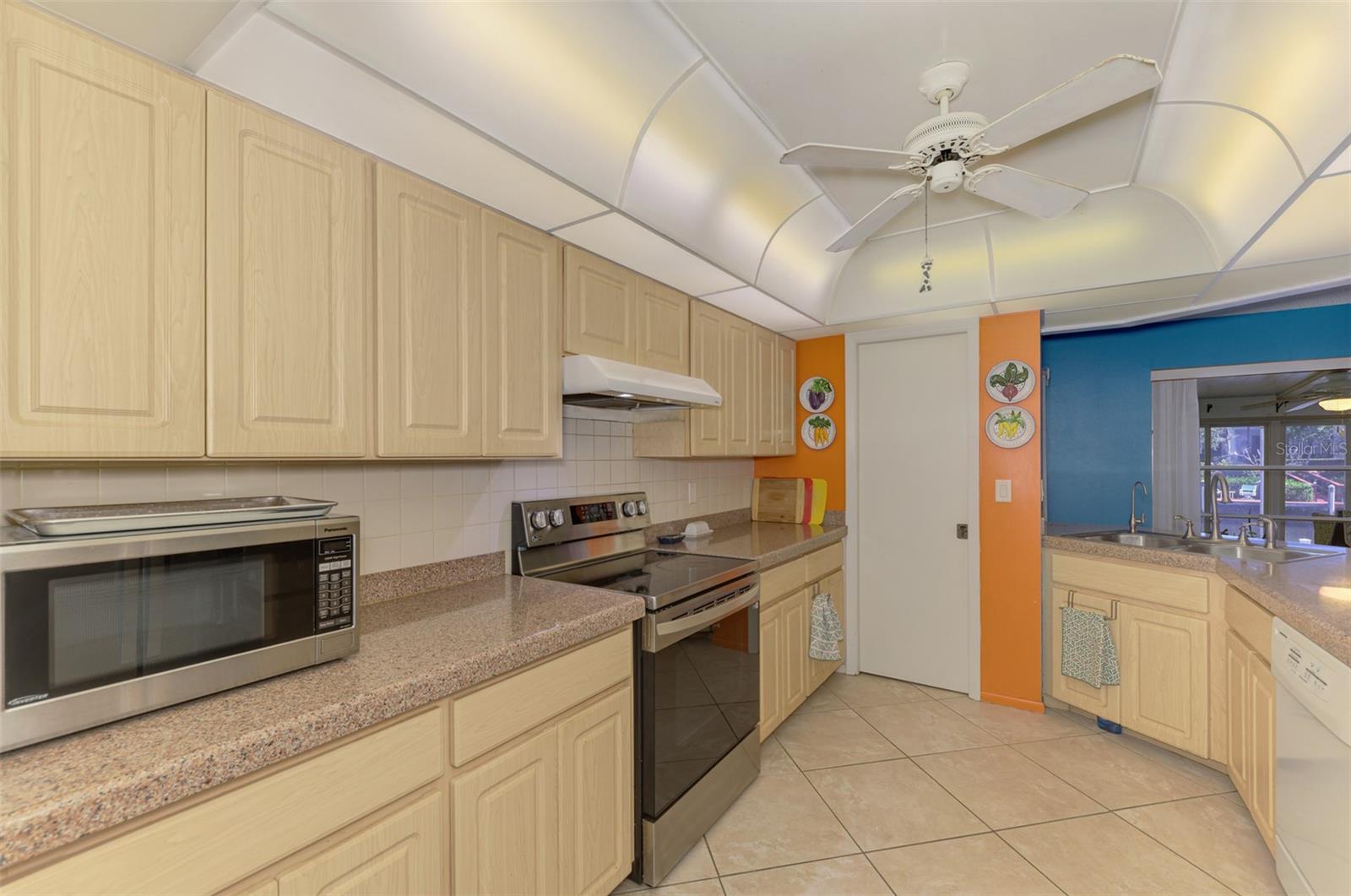 Image 9 of 55 For 602 Portia Street N