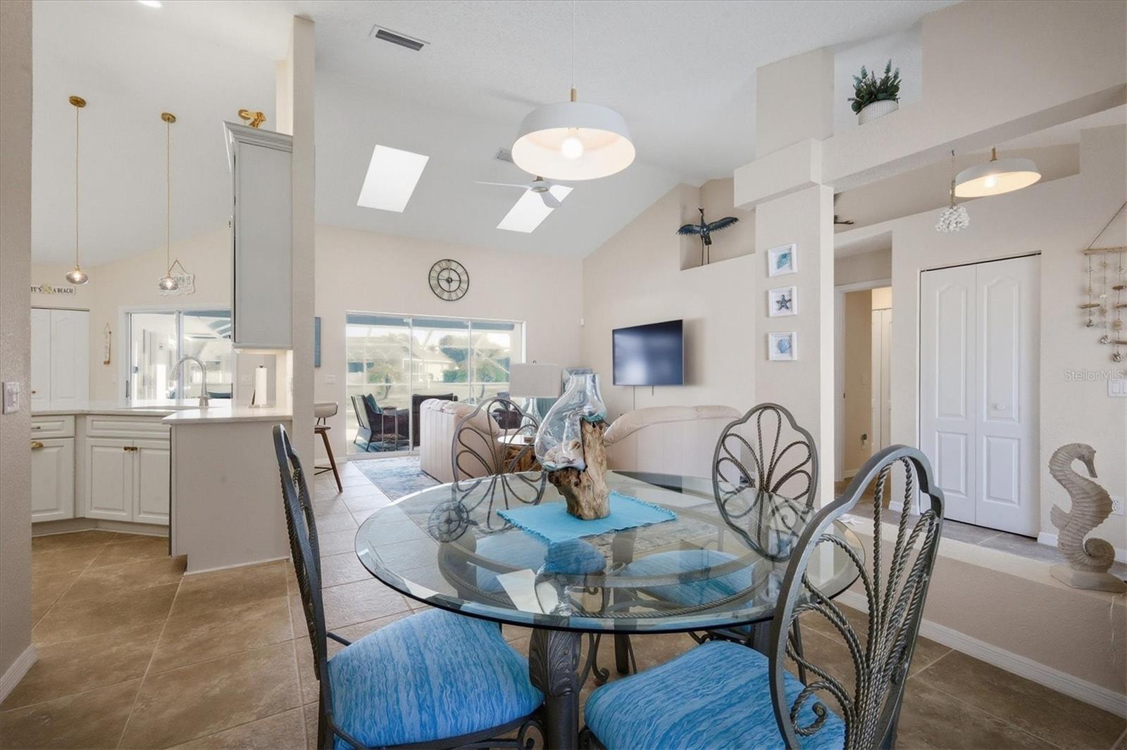 Image 9 of 40 For 1060 Truman Street