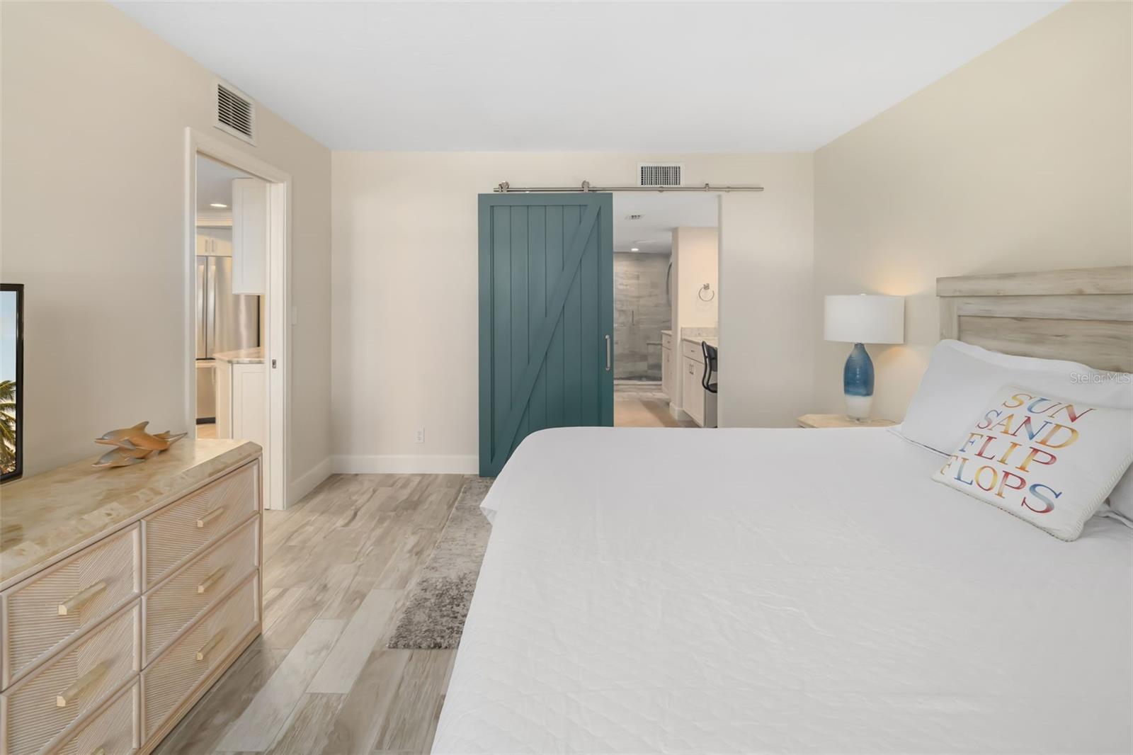 Image 19 of 46 For 5920 Midnight Pass Road 704