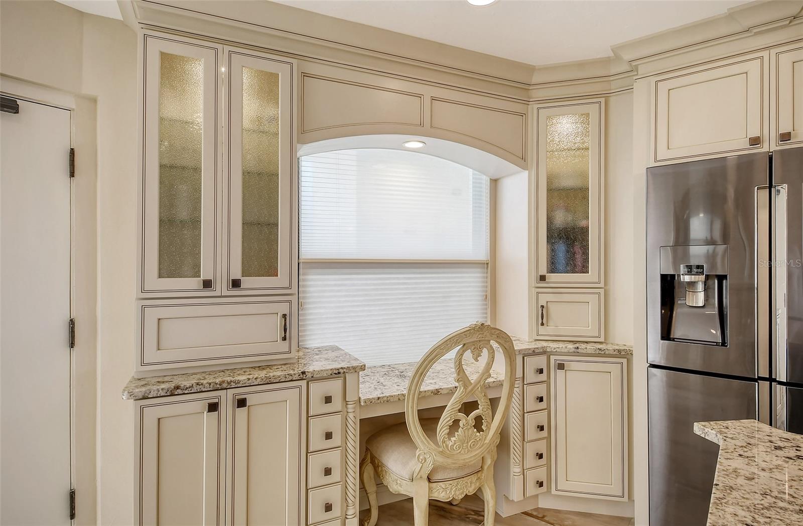 Image 19 of 81 For 5740 Midnight Pass Road 307