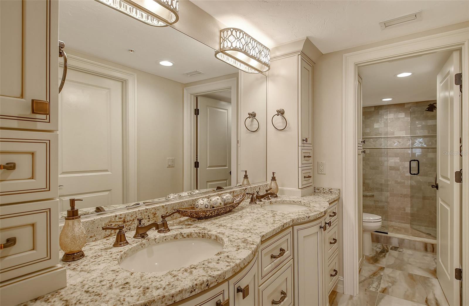 Image 24 of 81 For 5740 Midnight Pass Road 307