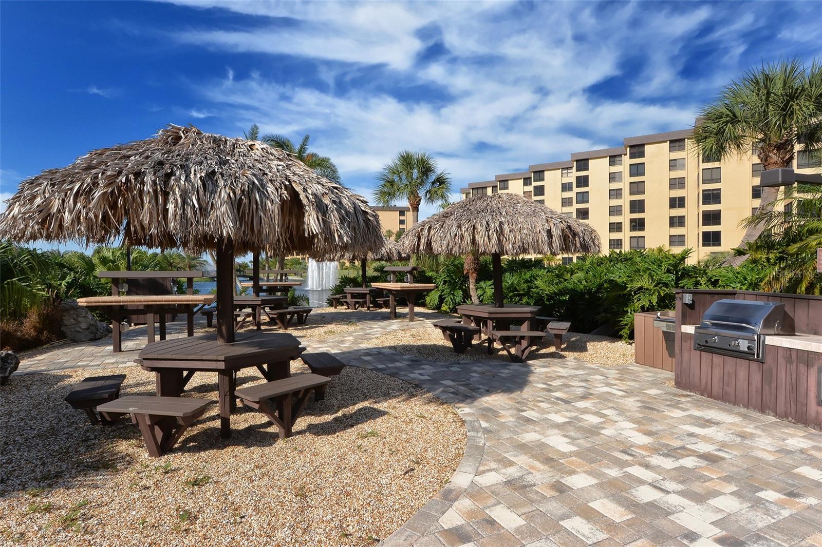 Image 43 of 81 For 5740 Midnight Pass Road 307