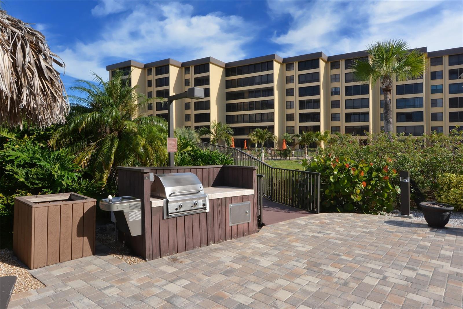 Image 46 of 81 For 5740 Midnight Pass Road 307