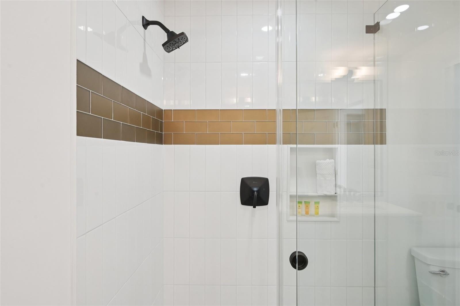 Image 19 of 46 For 866 Shore Drive