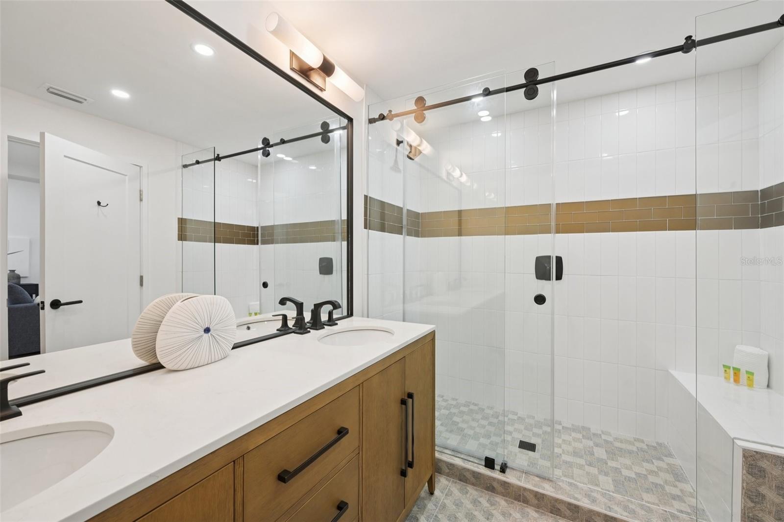 Image 20 of 46 For 866 Shore Drive