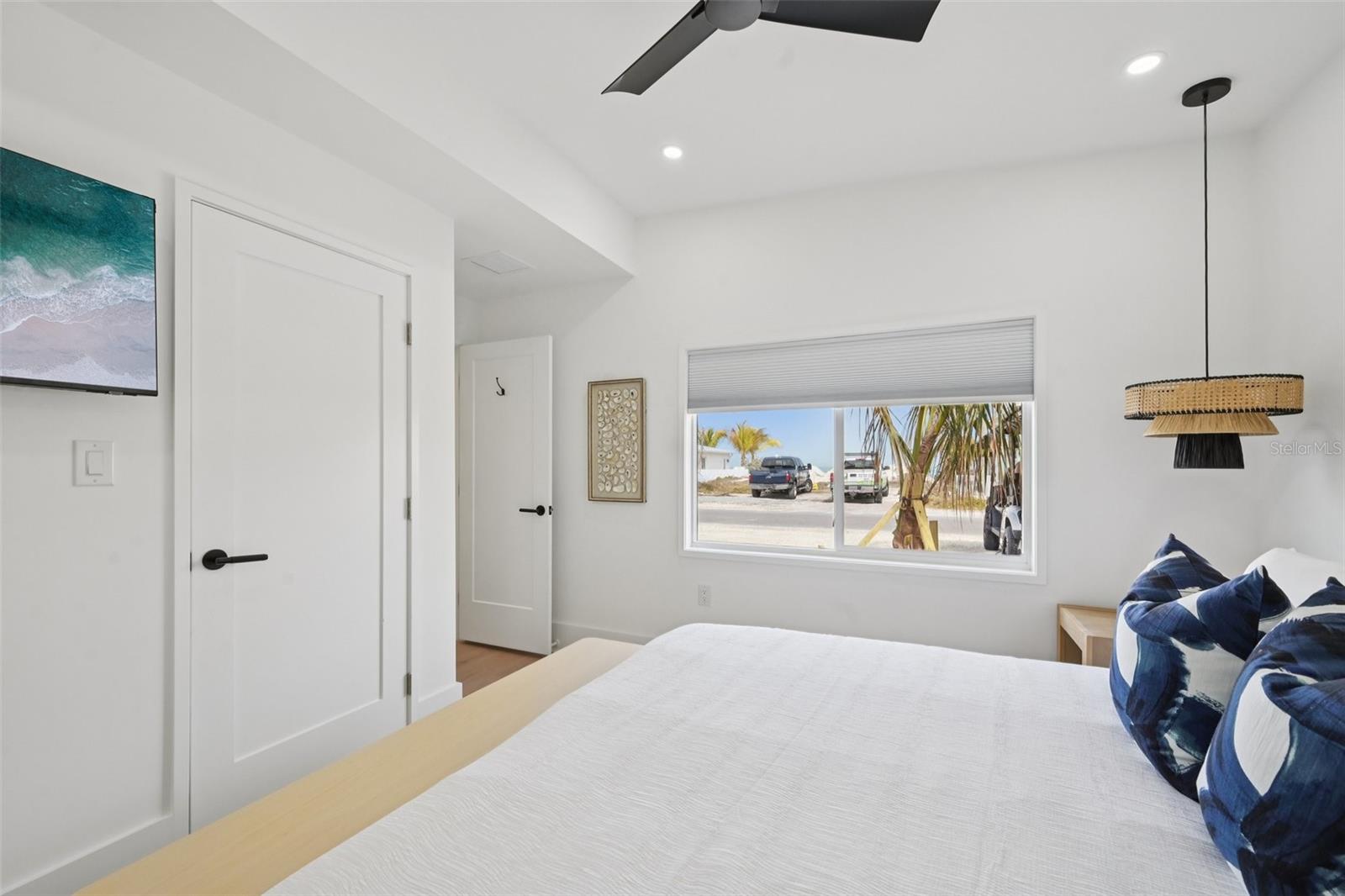 Image 31 of 46 For 866 Shore Drive