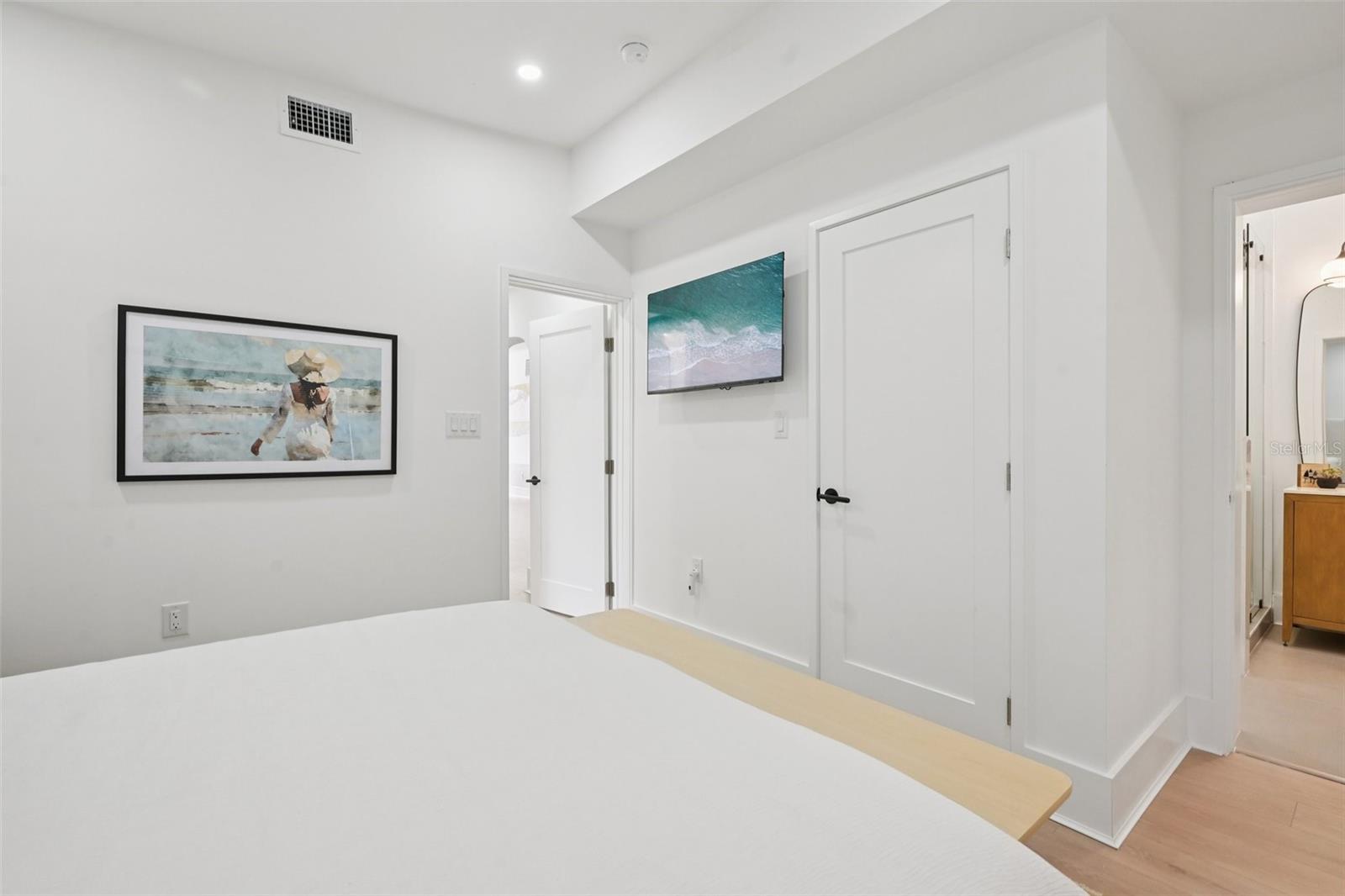 Image 33 of 46 For 866 Shore Drive