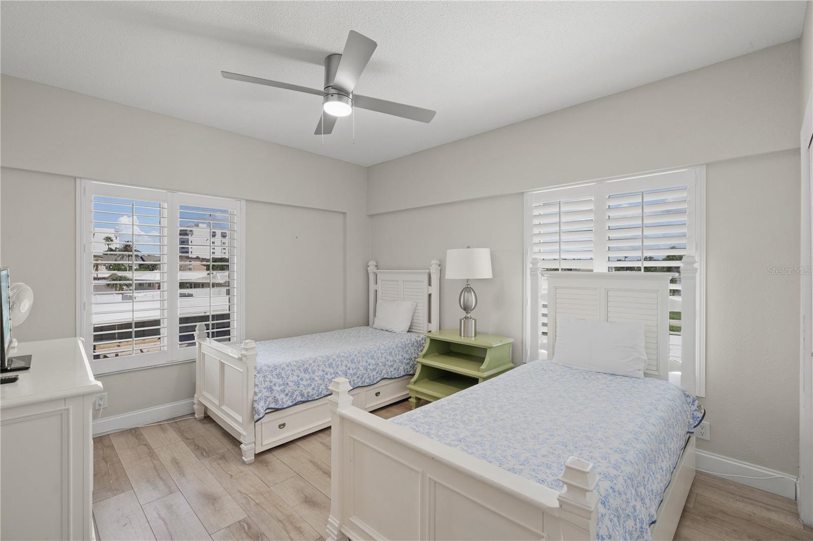 Image 17 of 38 For 6146 Midnight Pass Road 12s