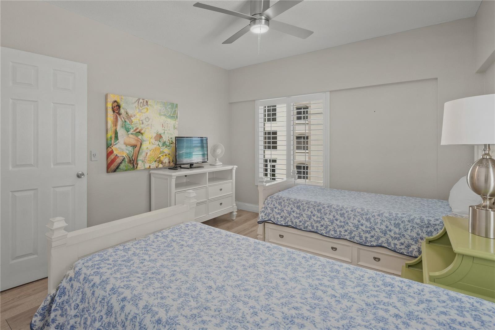 Image 18 of 38 For 6146 Midnight Pass Road 12s