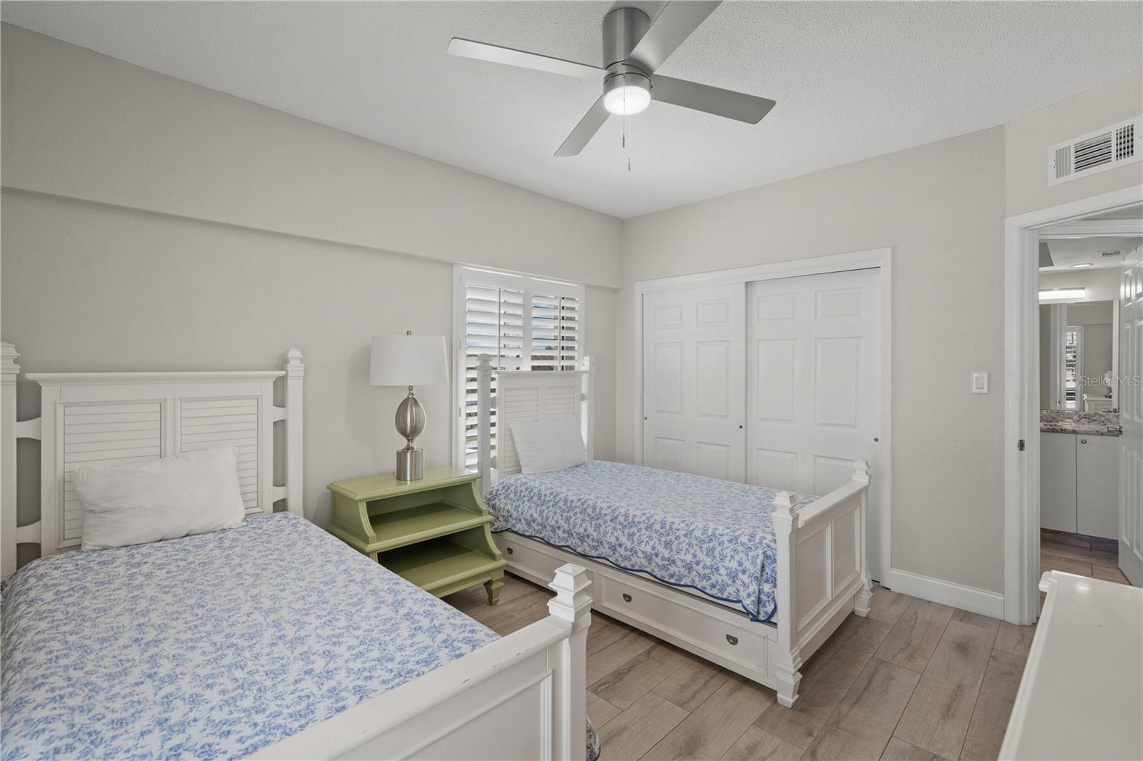 Image 19 of 38 For 6146 Midnight Pass Road 12s