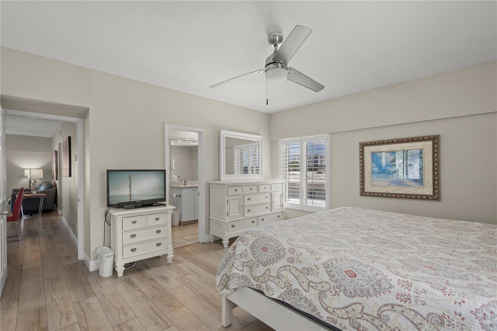 Image 20 of 38 For 6146 Midnight Pass Road 12s