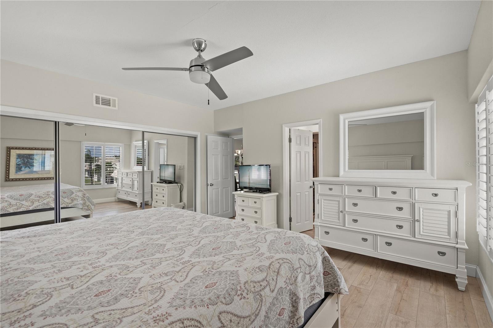 Image 22 of 38 For 6146 Midnight Pass Road 12s