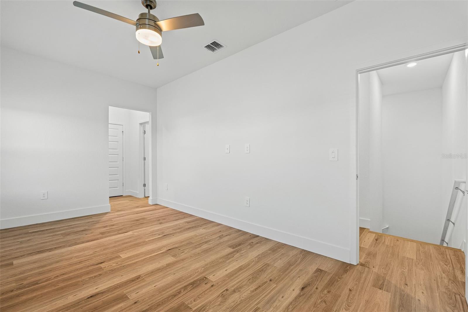 Image 22 of 44 For 8025 Gulfstream Court