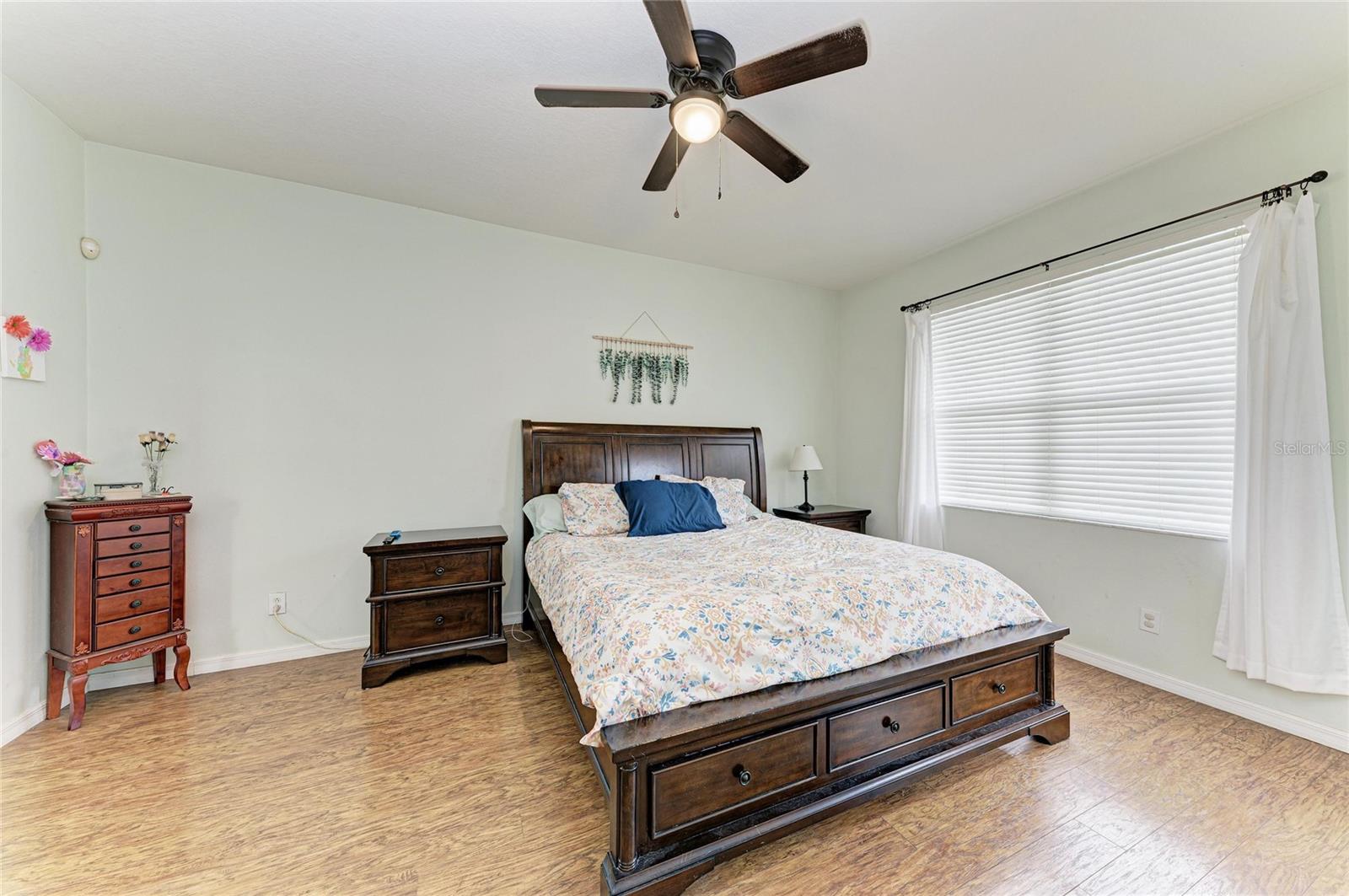 Image 27 of 63 For 835 Cedarcrest Court