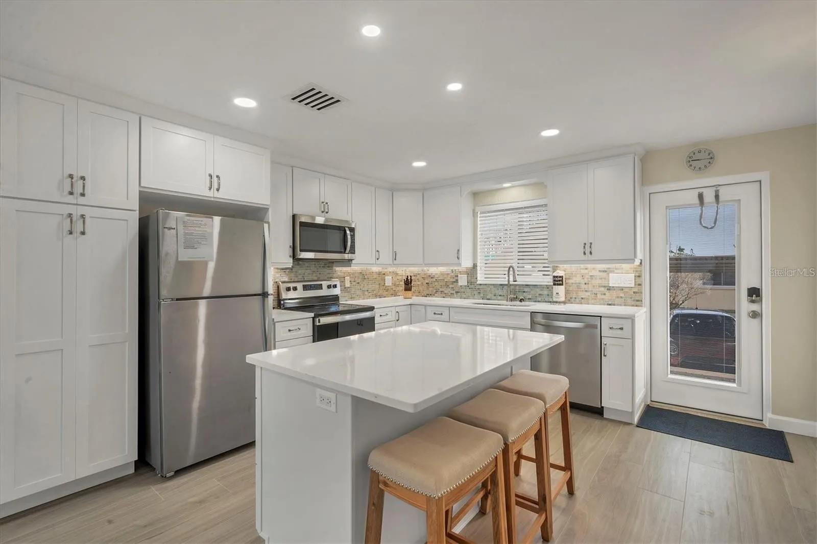 Image 11 of 43 For 6006 Midnight Pass Road 36