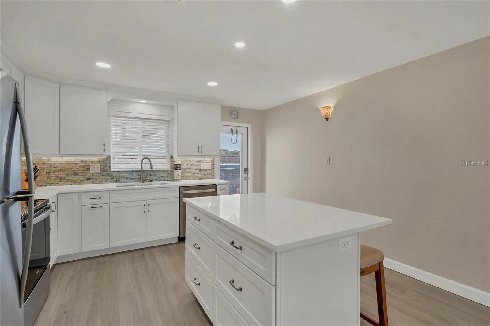 Image 12 of 43 For 6006 Midnight Pass Road 36