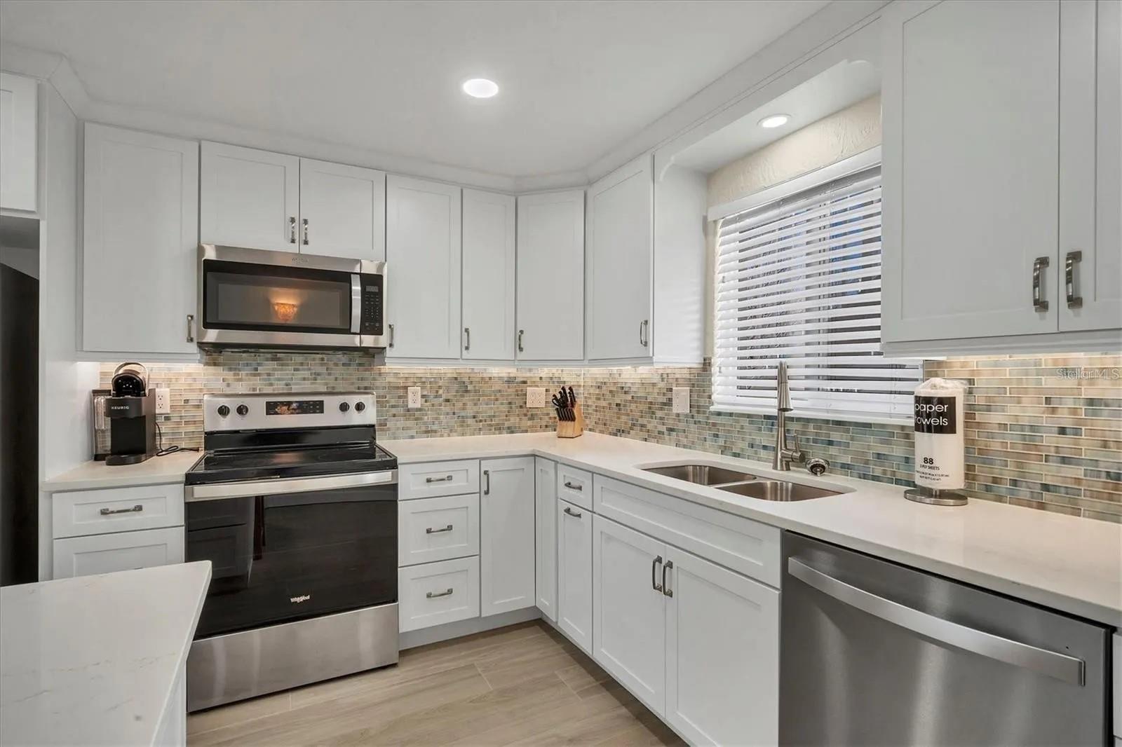 Image 13 of 43 For 6006 Midnight Pass Road 36