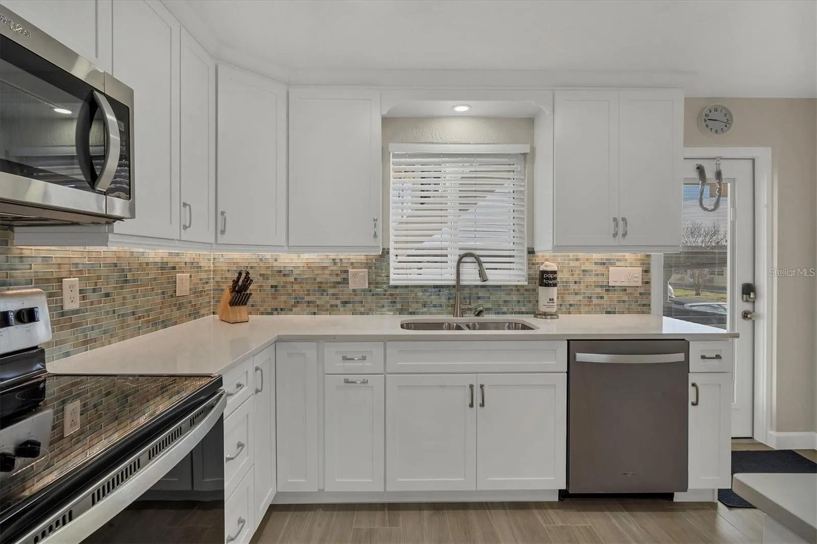 Image 14 of 43 For 6006 Midnight Pass Road 36