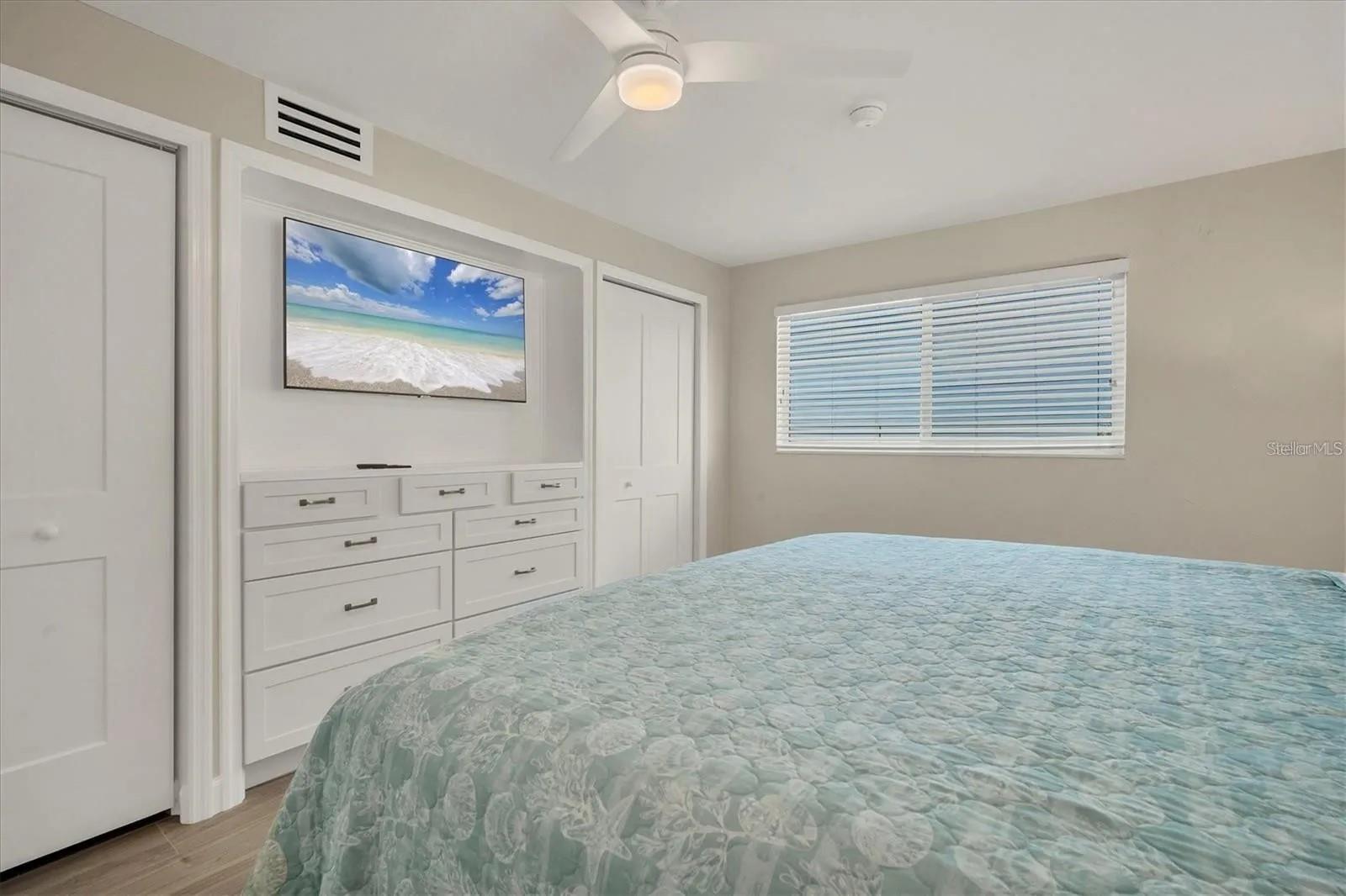 Image 17 of 43 For 6006 Midnight Pass Road 36