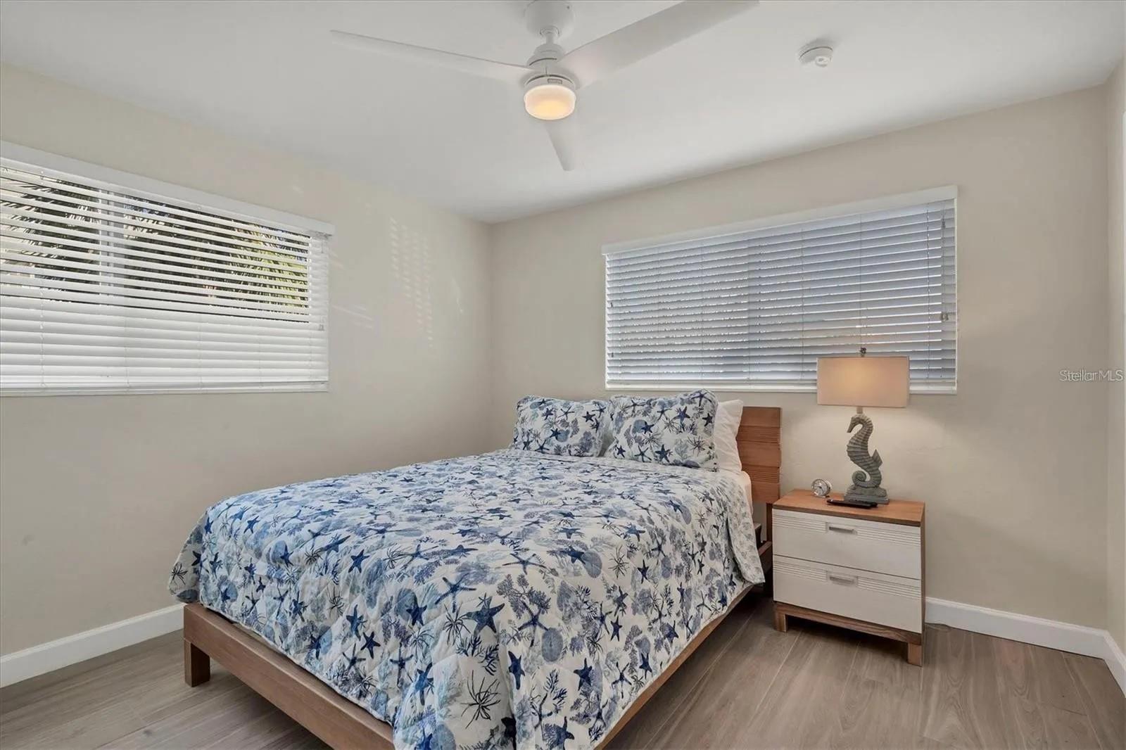 Image 19 of 43 For 6006 Midnight Pass Road 36