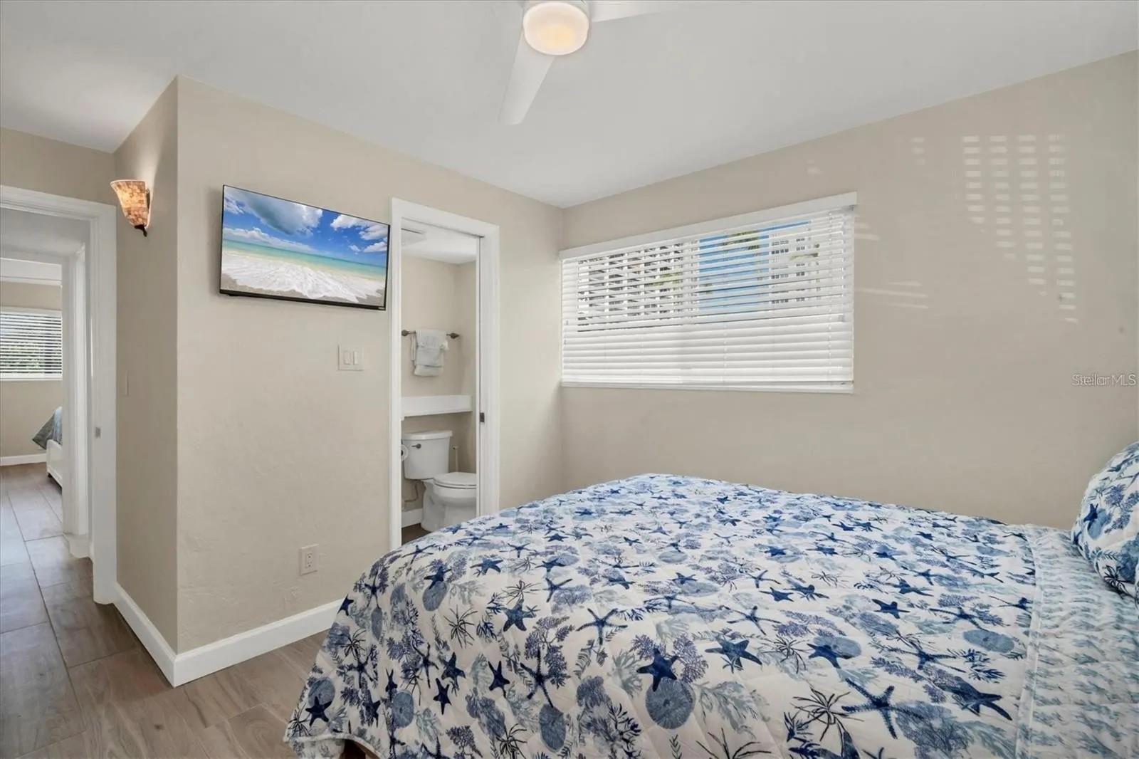 Image 20 of 43 For 6006 Midnight Pass Road 36