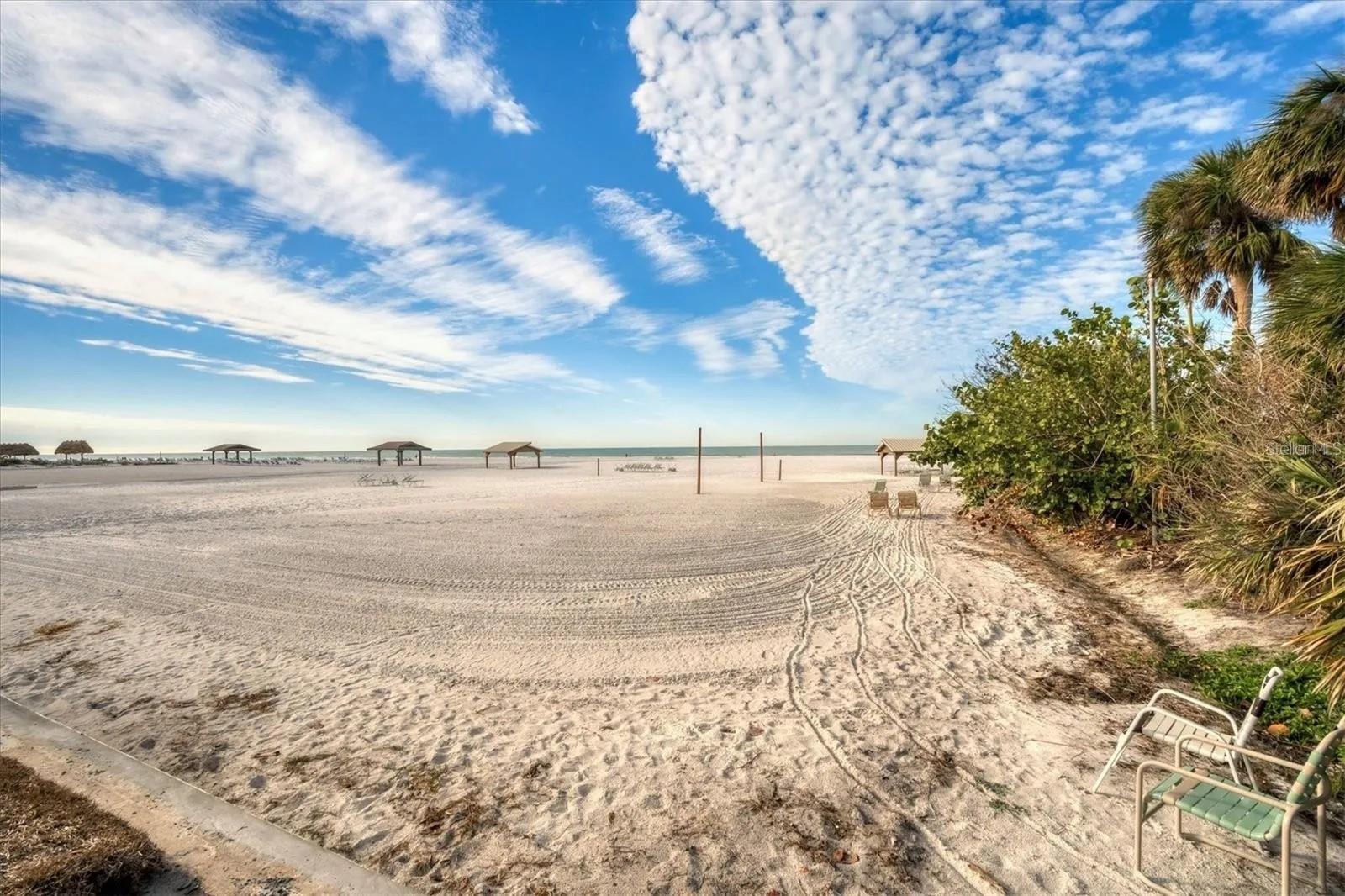 Image 25 of 43 For 6006 Midnight Pass Road 36