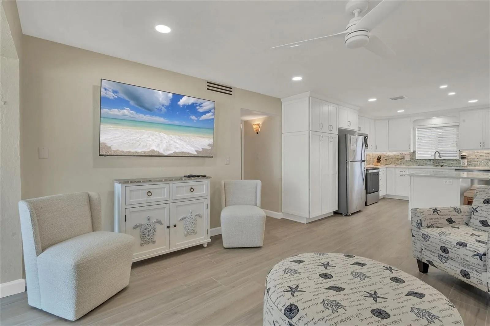 Image 5 of 43 For 6006 Midnight Pass Road 36