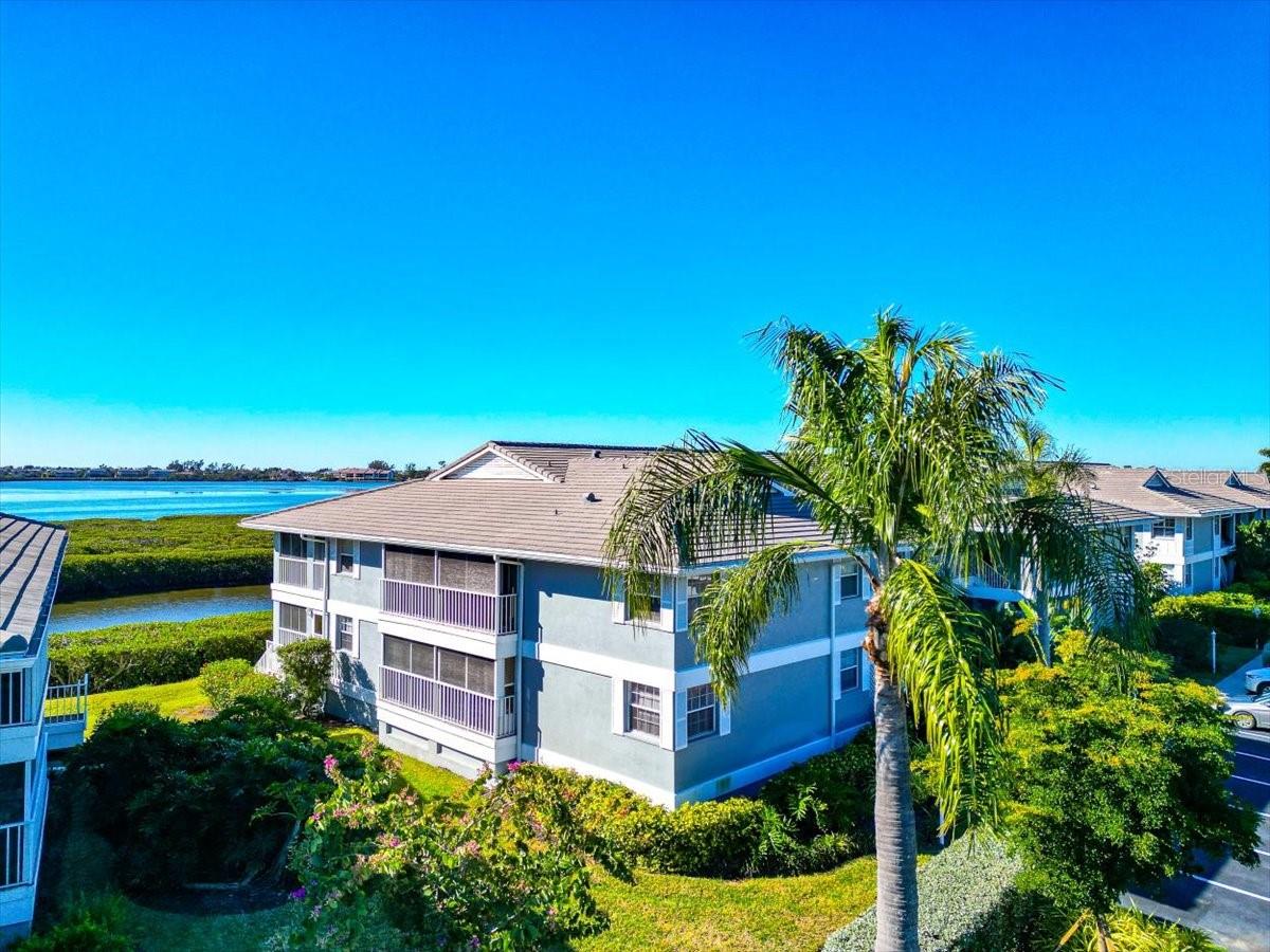 Image 4 of 32 For 1233 Edgewater Circle 65