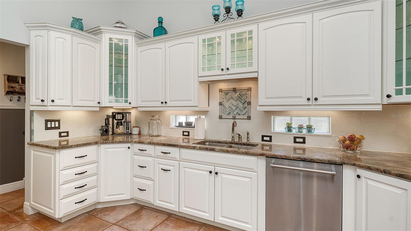 Image 18 of 58 For 2098 Palm View Road