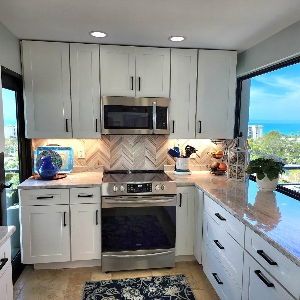 Image 29 of 55 For 6415 Midnight Pass Road 904