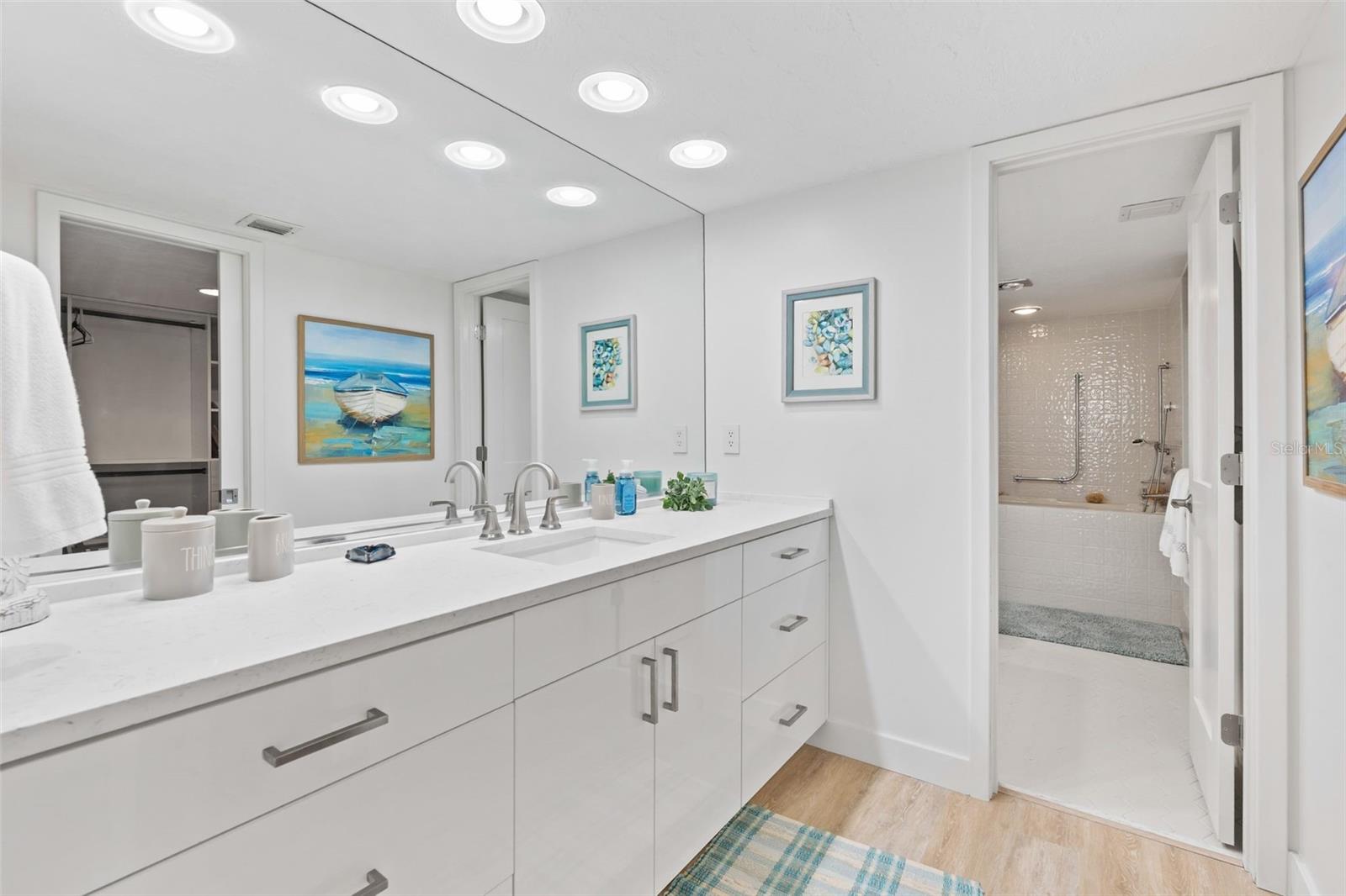 Image 22 of 46 For 8600 Midnight Pass Road 301