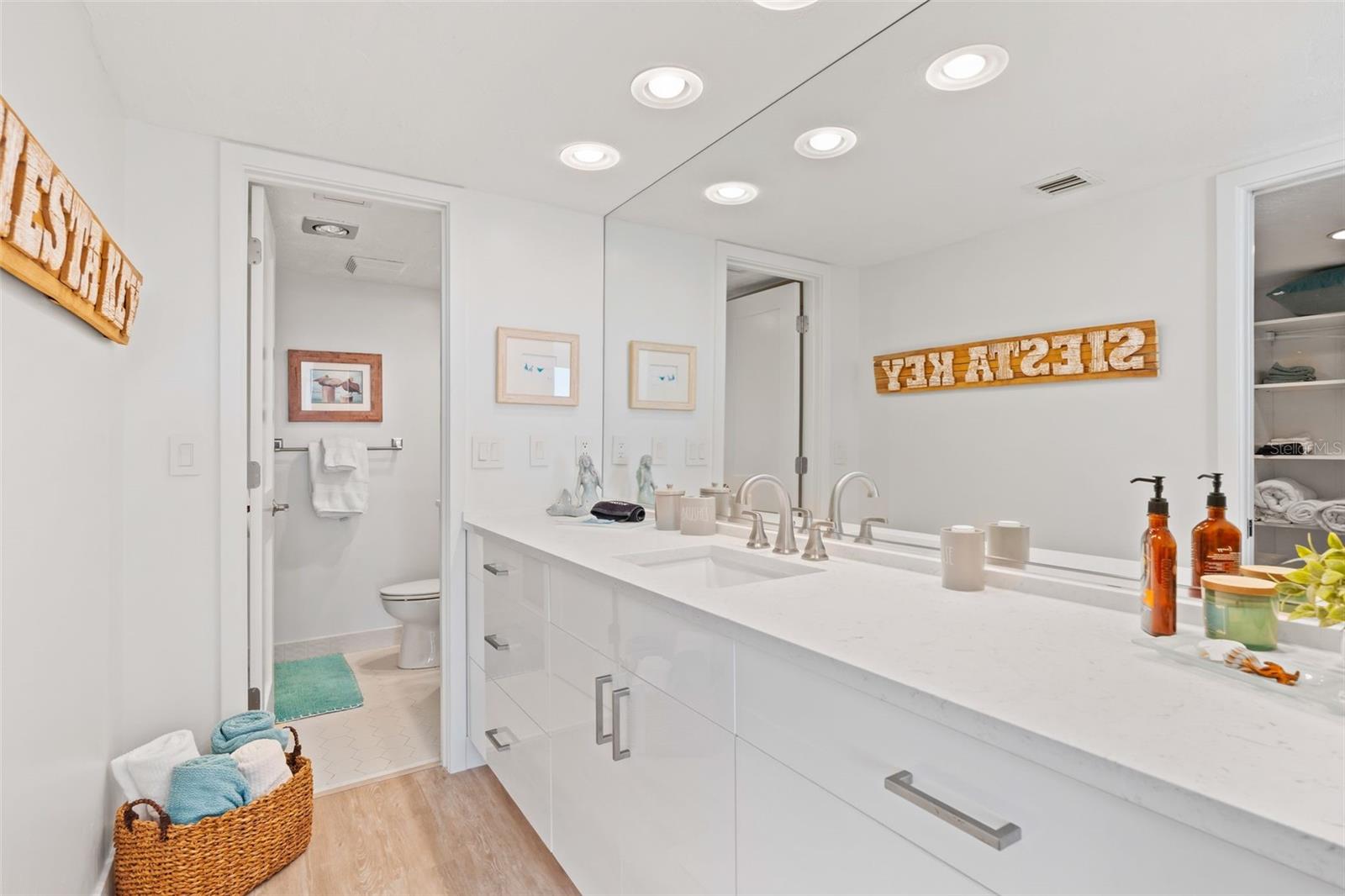 Image 25 of 46 For 8600 Midnight Pass Road 301