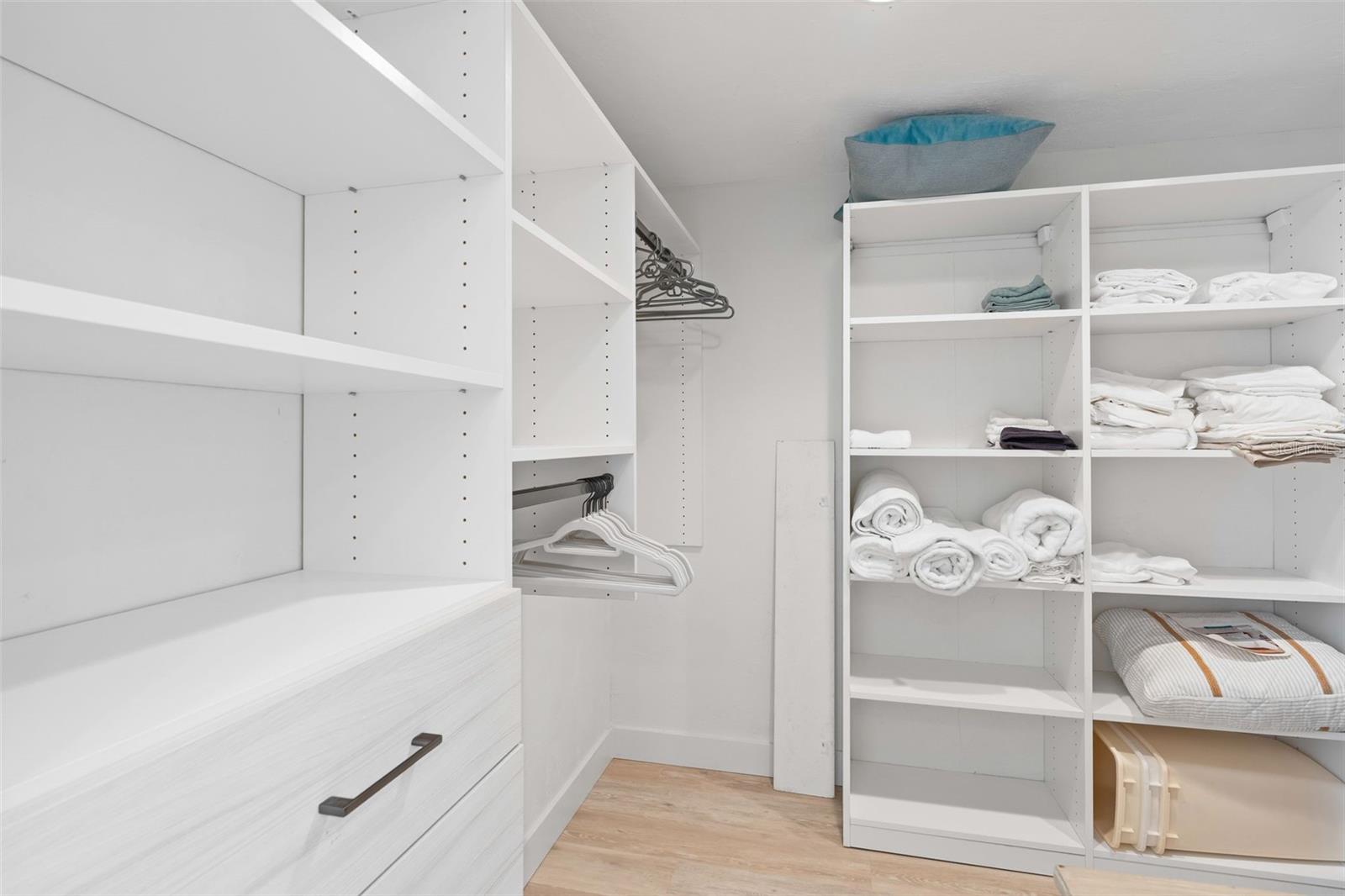 Image 27 of 46 For 8600 Midnight Pass Road 301