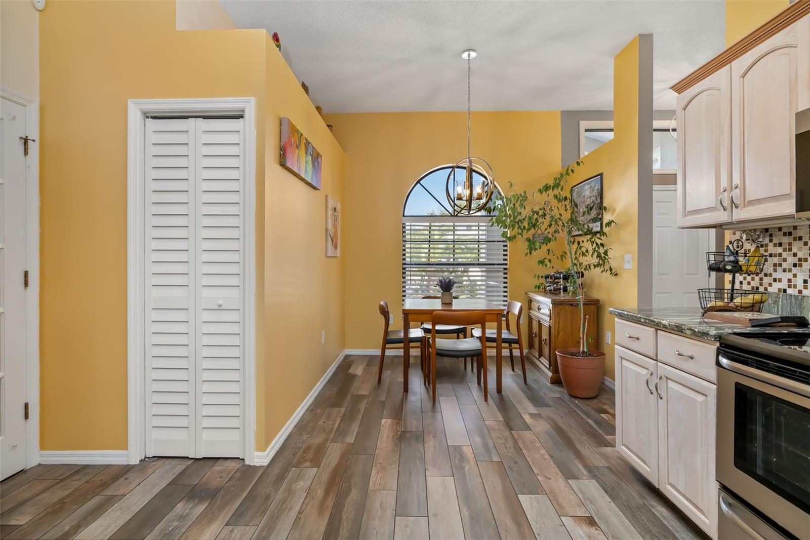 Image 24 of 64 For 8072 Glenbrooke Lane