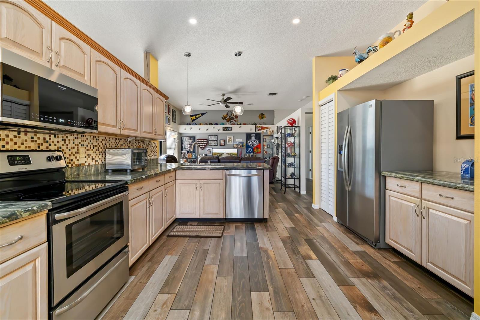 Image 3 of 64 For 8072 Glenbrooke Lane