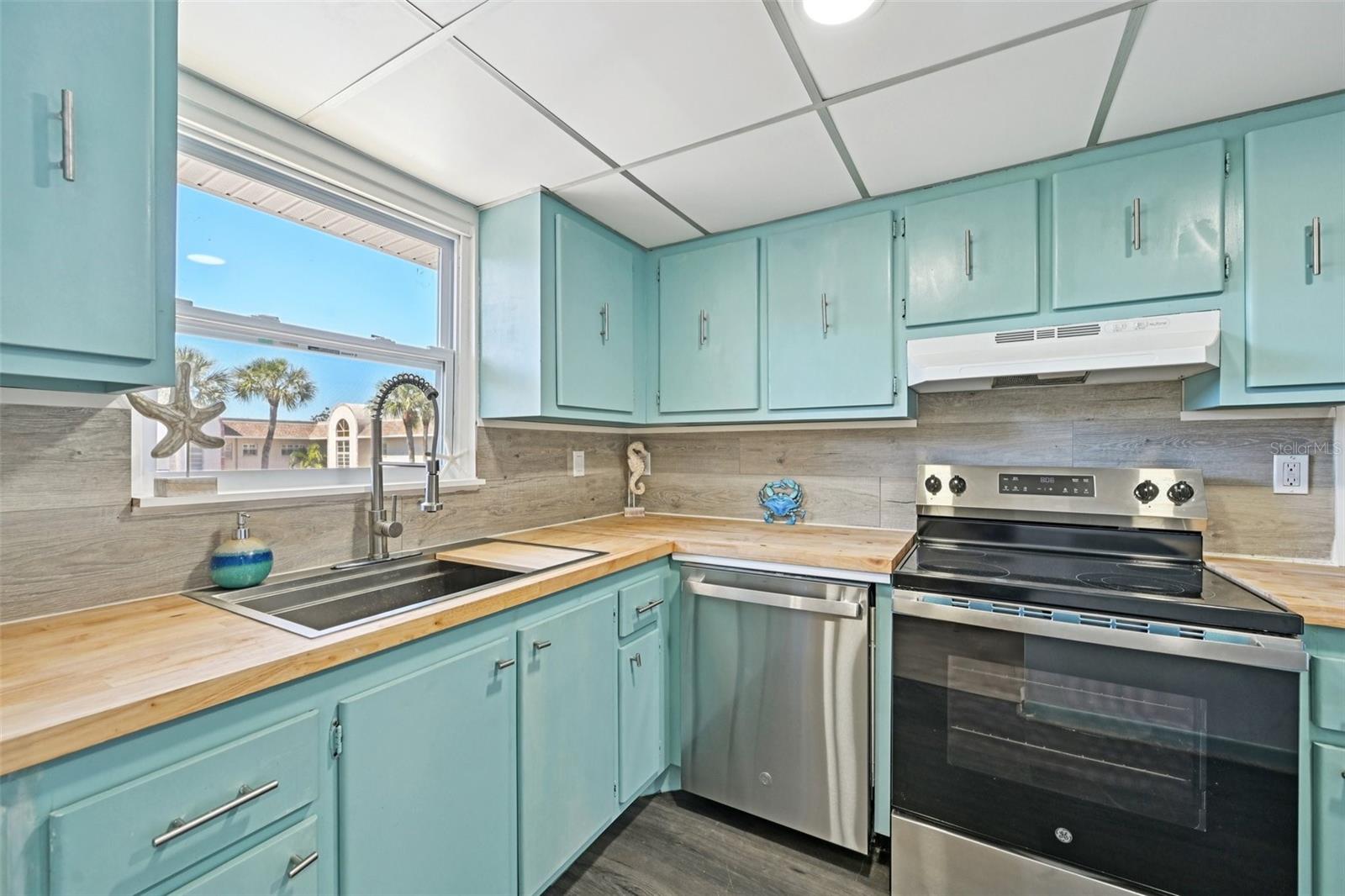 Listing photo id 4 for 2727 75th Street W 9a12