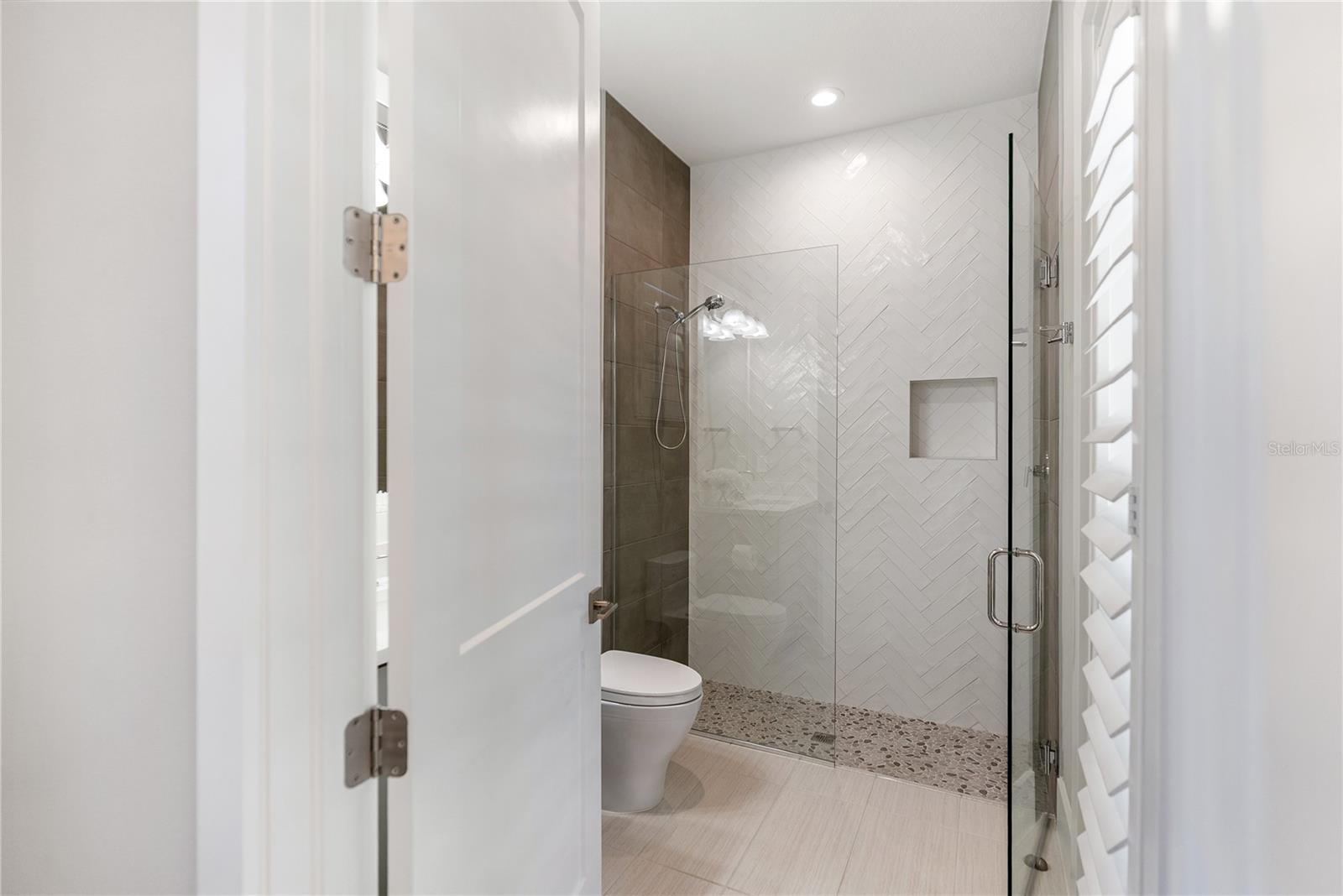 Image 25 of 92 For 17014 Clearlake Avenue