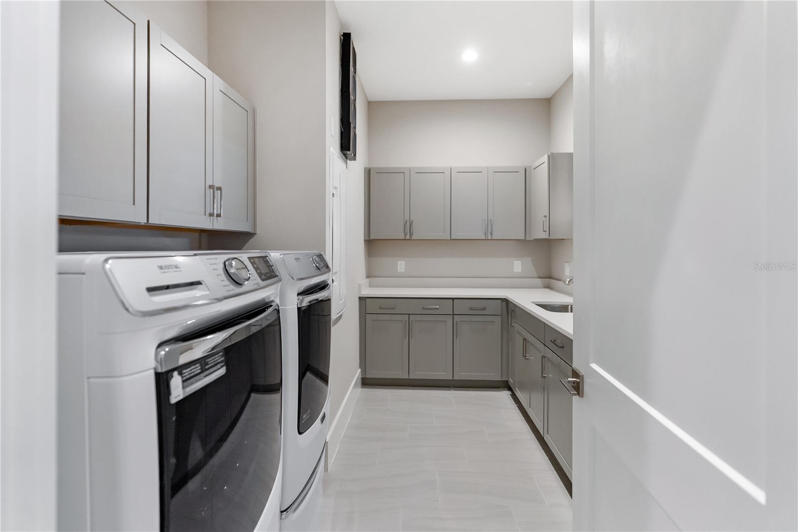 Image 70 of 92 For 17014 Clearlake Avenue