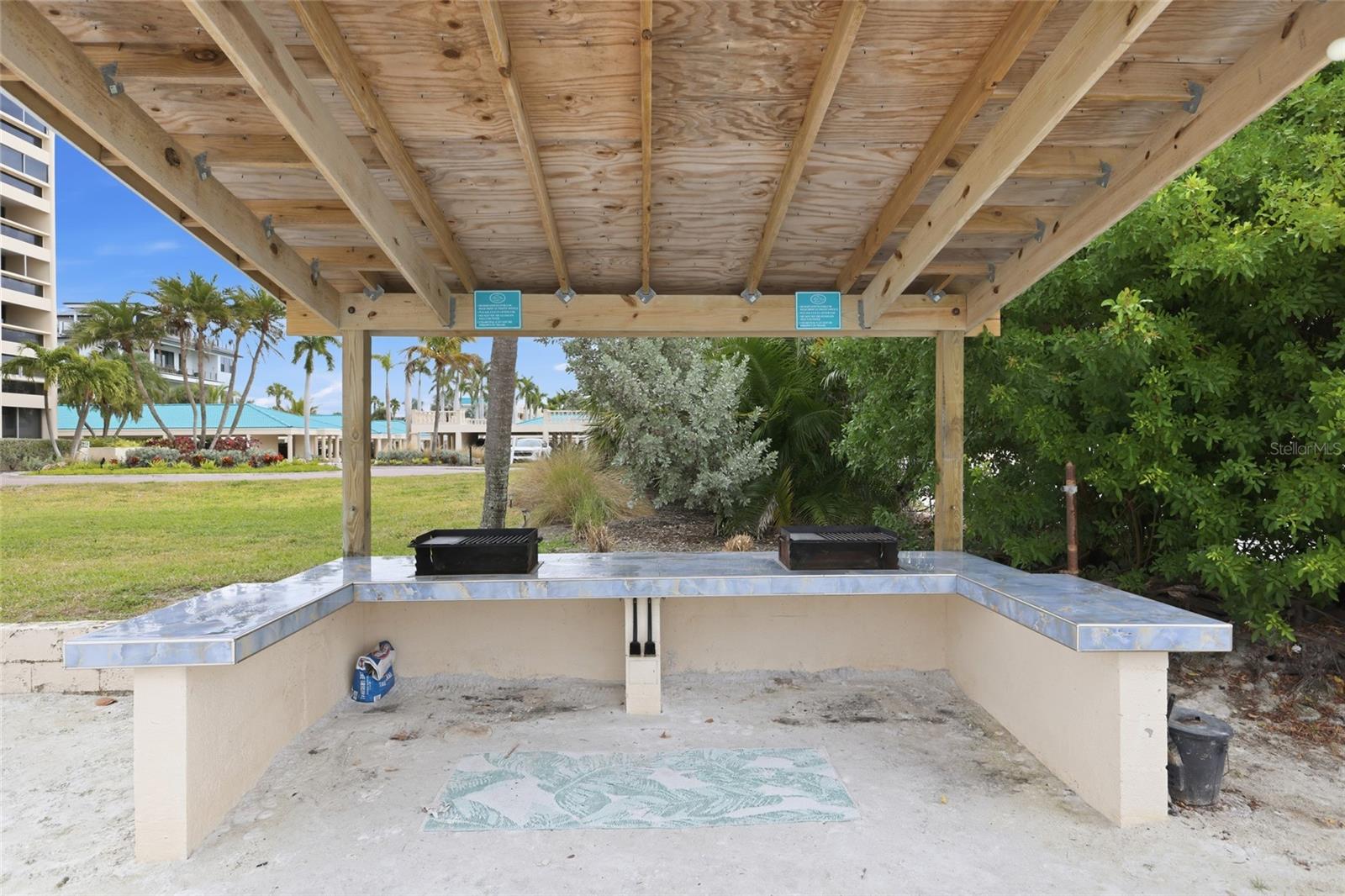 Image 27 of 46 For 5968 Midnight Pass Road 158