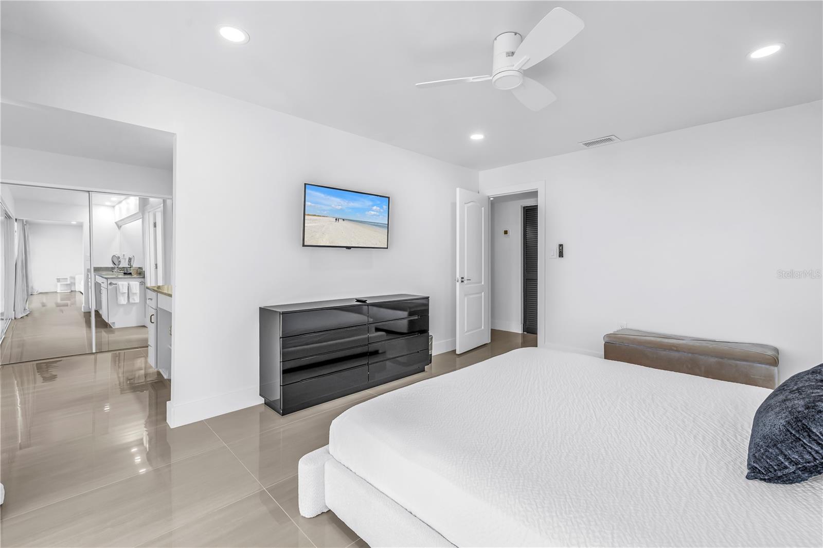 Image 21 of 64 For 450 Beach Road 4